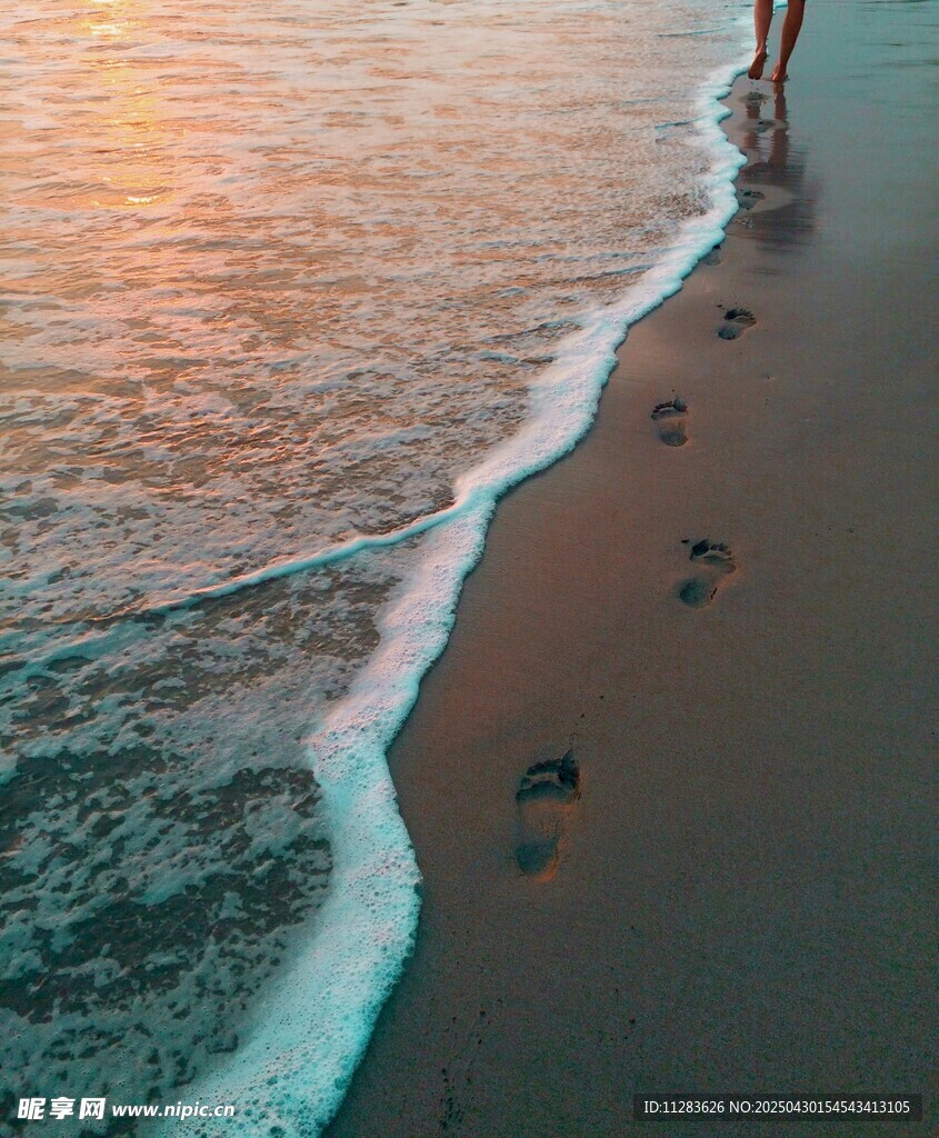 海边沙滩上的串串脚印