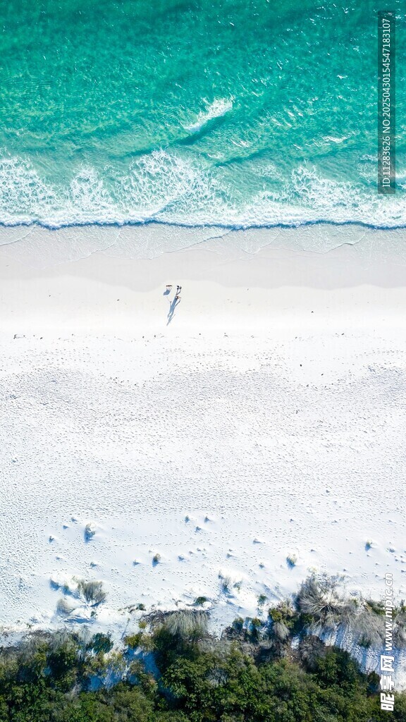 俯瞰美丽海滩与海浪