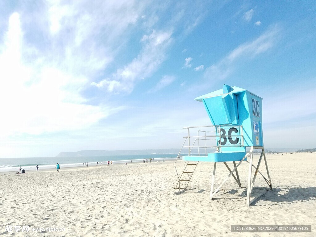海滩上的蓝色救生员瞭望塔