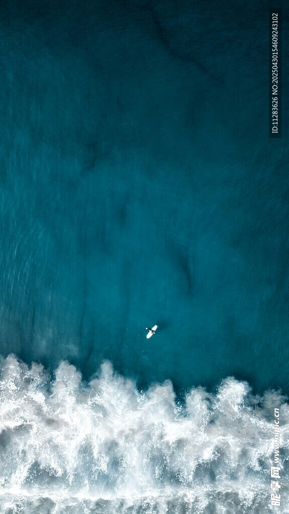 海浪翻涌的蓝色海洋画面