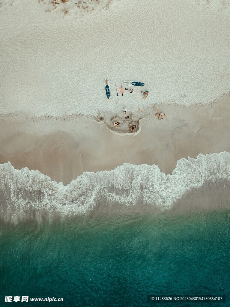 海滩上的休闲露营场景
