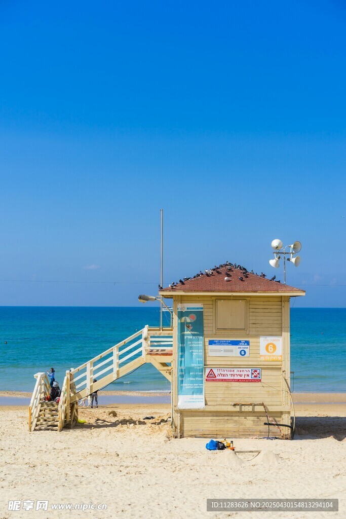 海滩上的救生员瞭望小屋