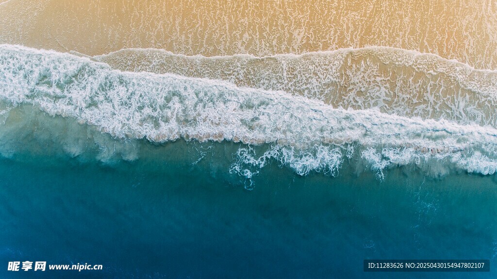 海浪拍打沙滩的美丽景象