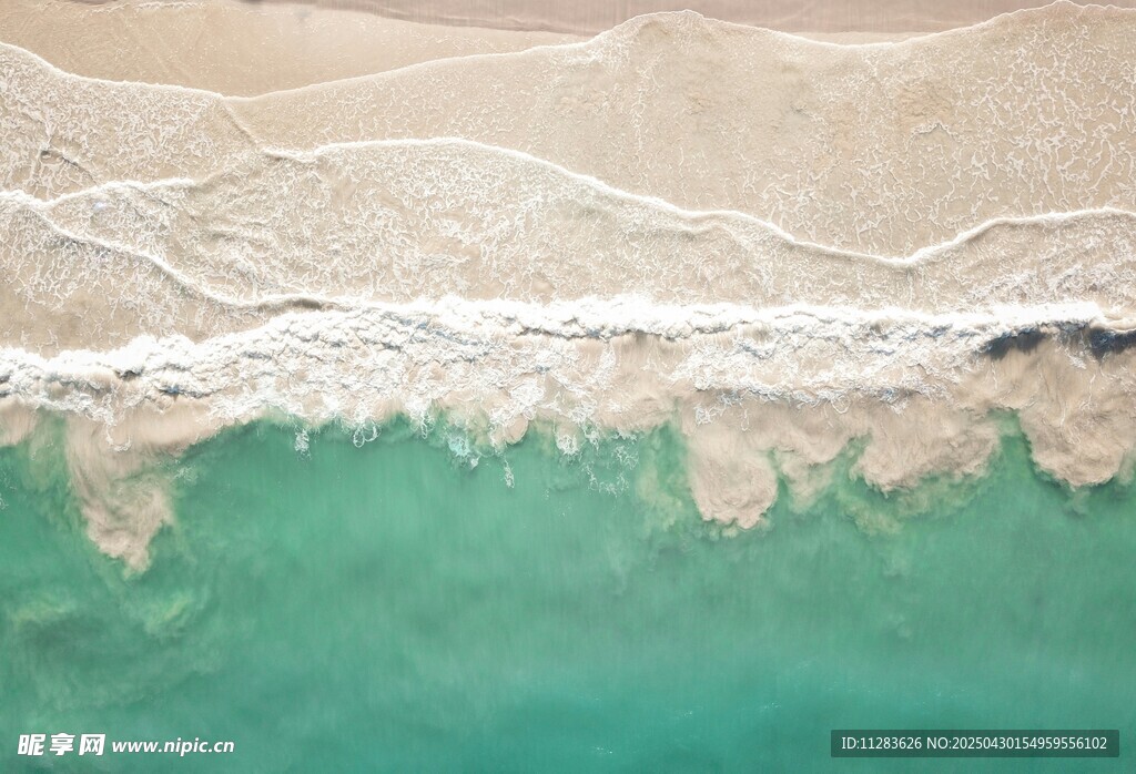 海浪轻拍沙滩的美丽景致