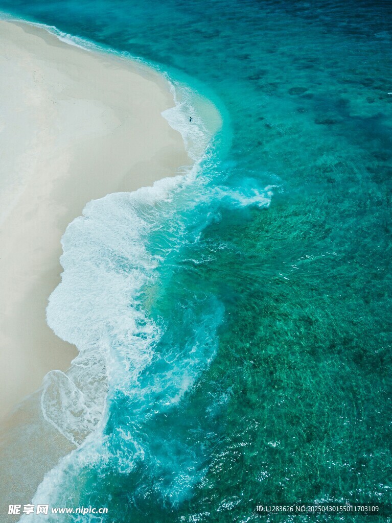 碧海白沙海浪轻拍海岸
