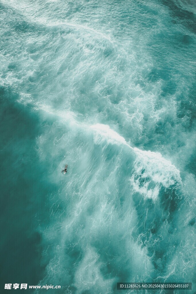 海上翻涌的碧蓝浪花