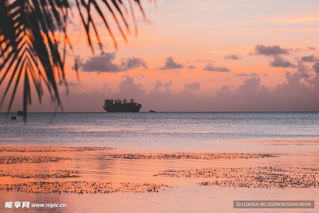 夕阳下的海边美景