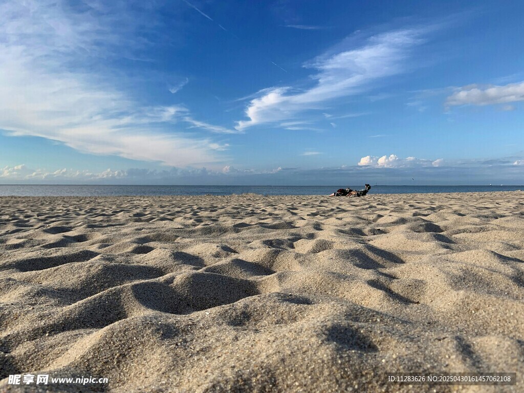 沙滩美景 蓝天白云下的沙海