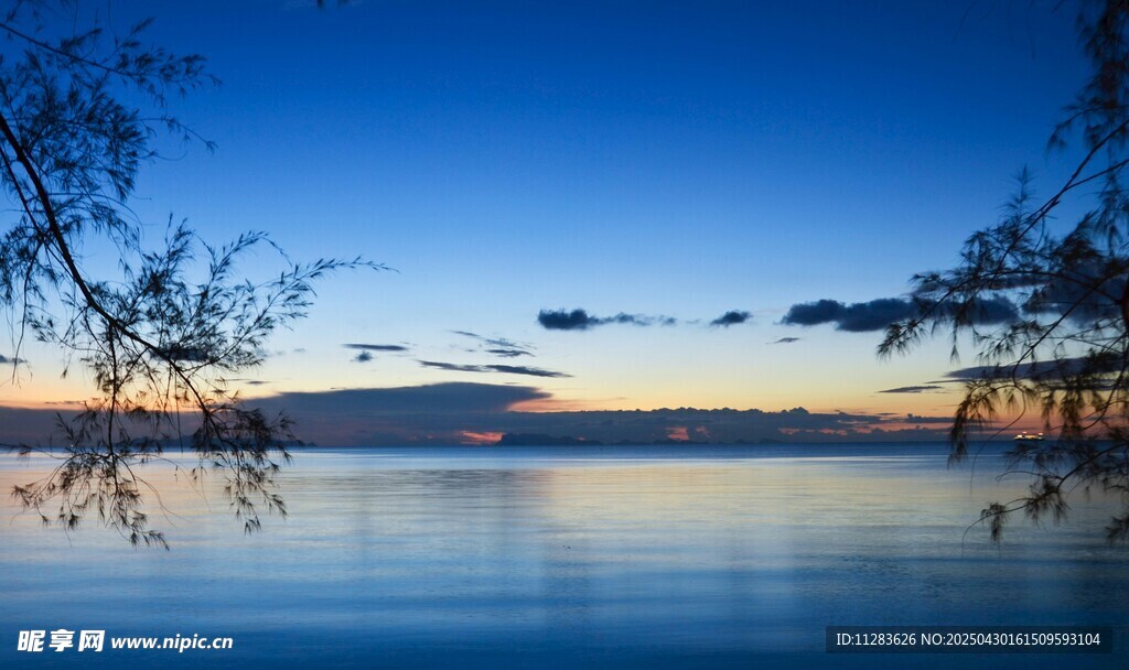湖畔黄昏美景