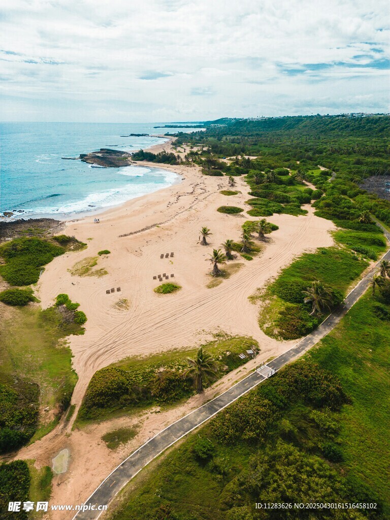美丽海滨公路与沙滩景观