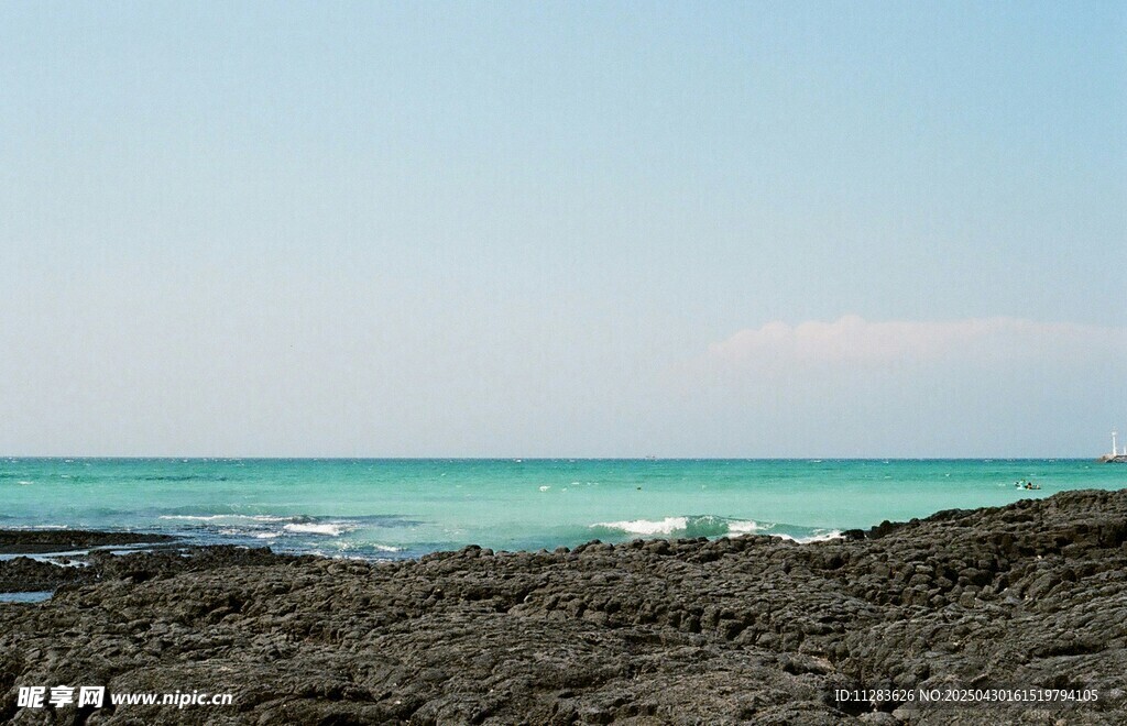 海边礁石与澄澈蓝天海景