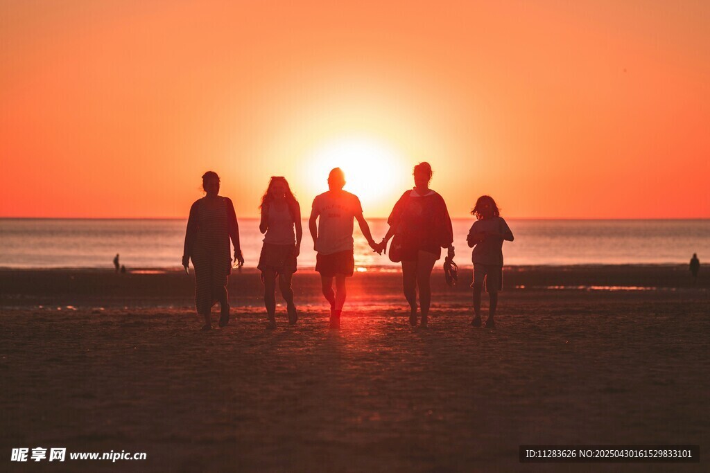 夕阳下的好友海边剪影