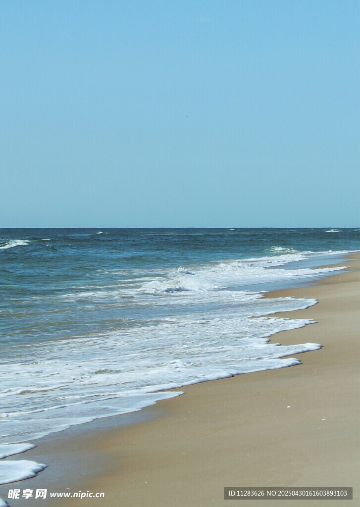 宁静海滩 海浪轻拍沙滩