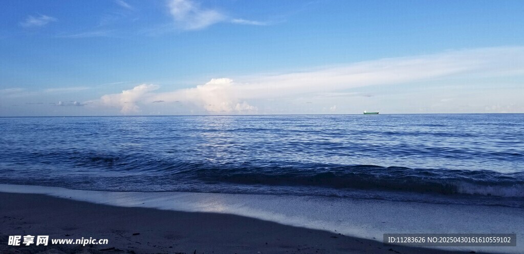 海边美景 海浪与蓝天