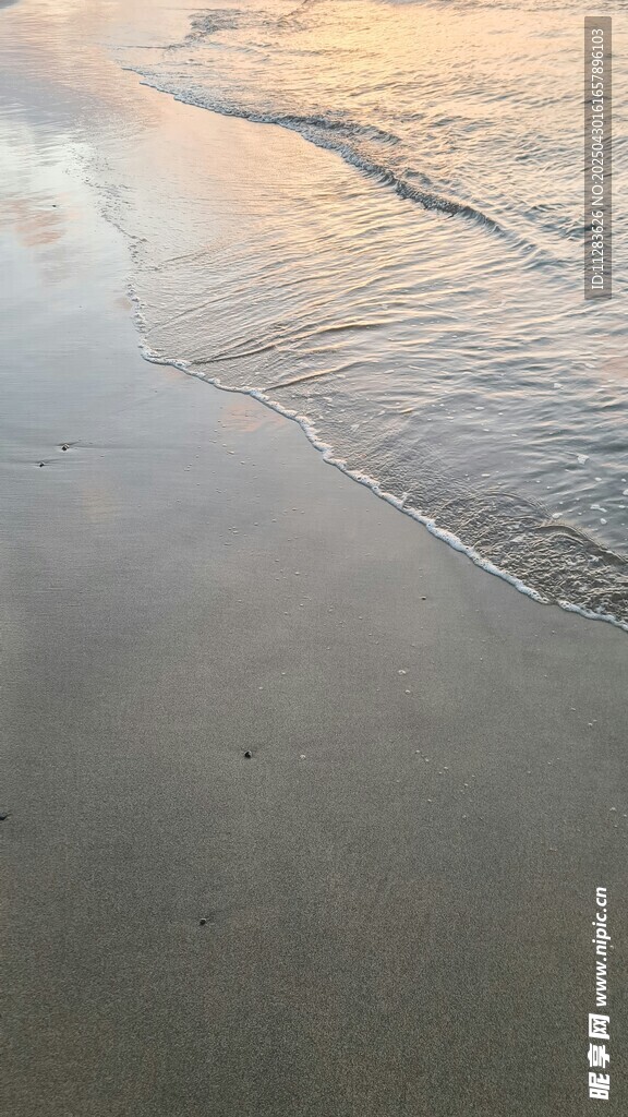 海边沙滩上的温柔海浪