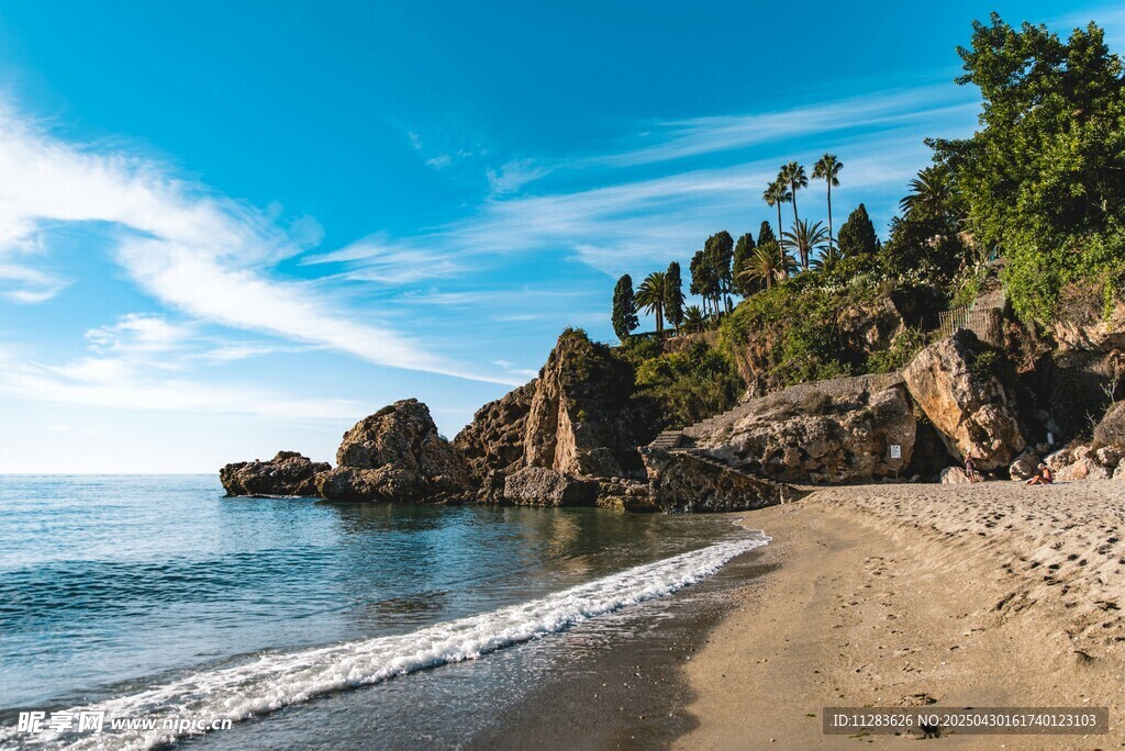 美丽海滨沙滩与葱郁岸景