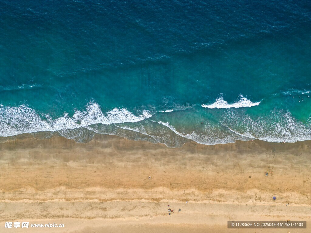海边美景 海浪轻拍沙滩