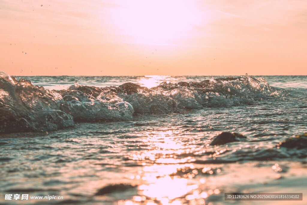 夕阳下的海浪沙滩美景