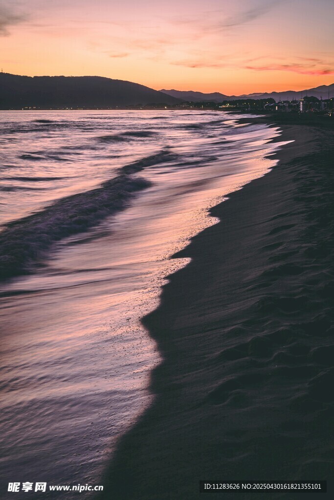 海边日落时的浪漫海浪
