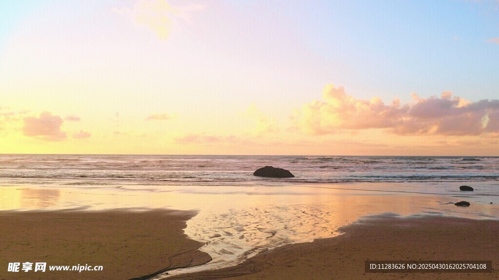 夕阳下的美丽海滩风光