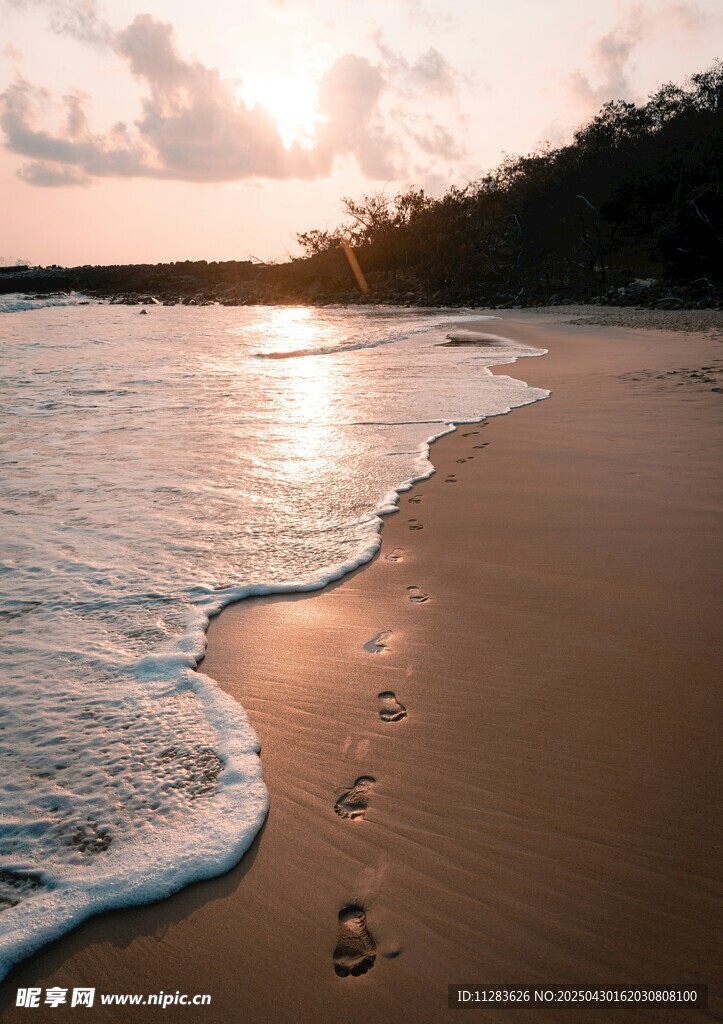 夕阳下沙滩上的美丽足迹
