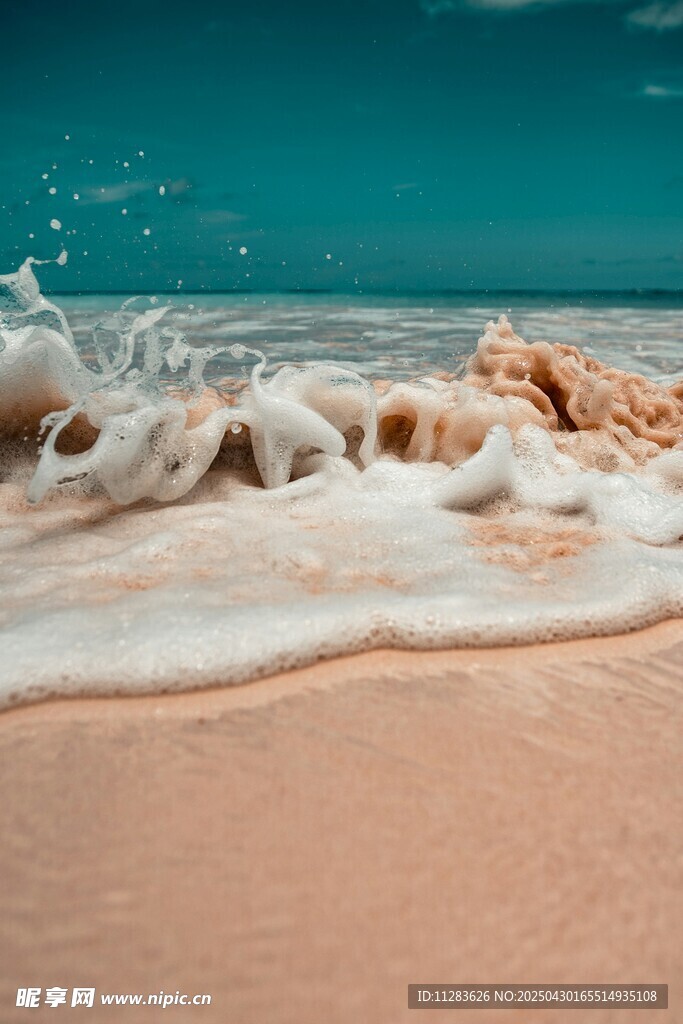 海浪轻吻粉色沙滩
