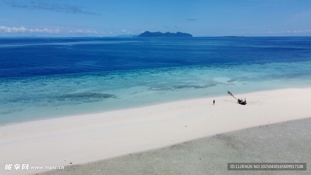 美丽海滩与清澈海水景观