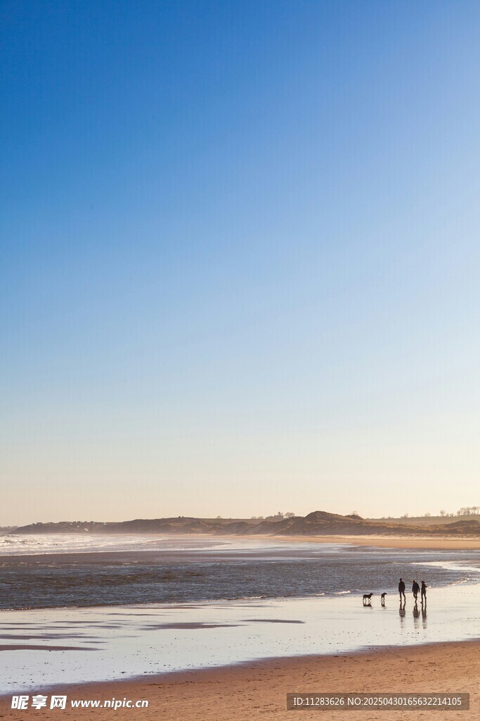 海边漫步美景