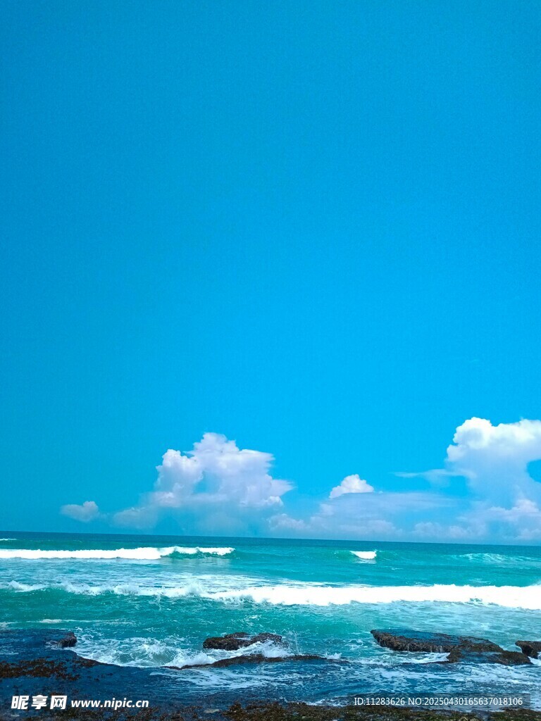 碧海蓝天海浪翻涌美景