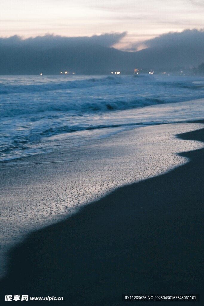 海边暮色下的宁静沙滩