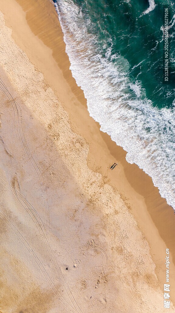 金色沙滩与海浪交汇美景