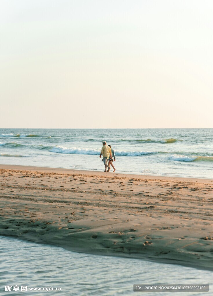 海边漫步的浪漫身影