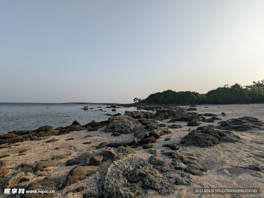 海边岩石景观日出时分