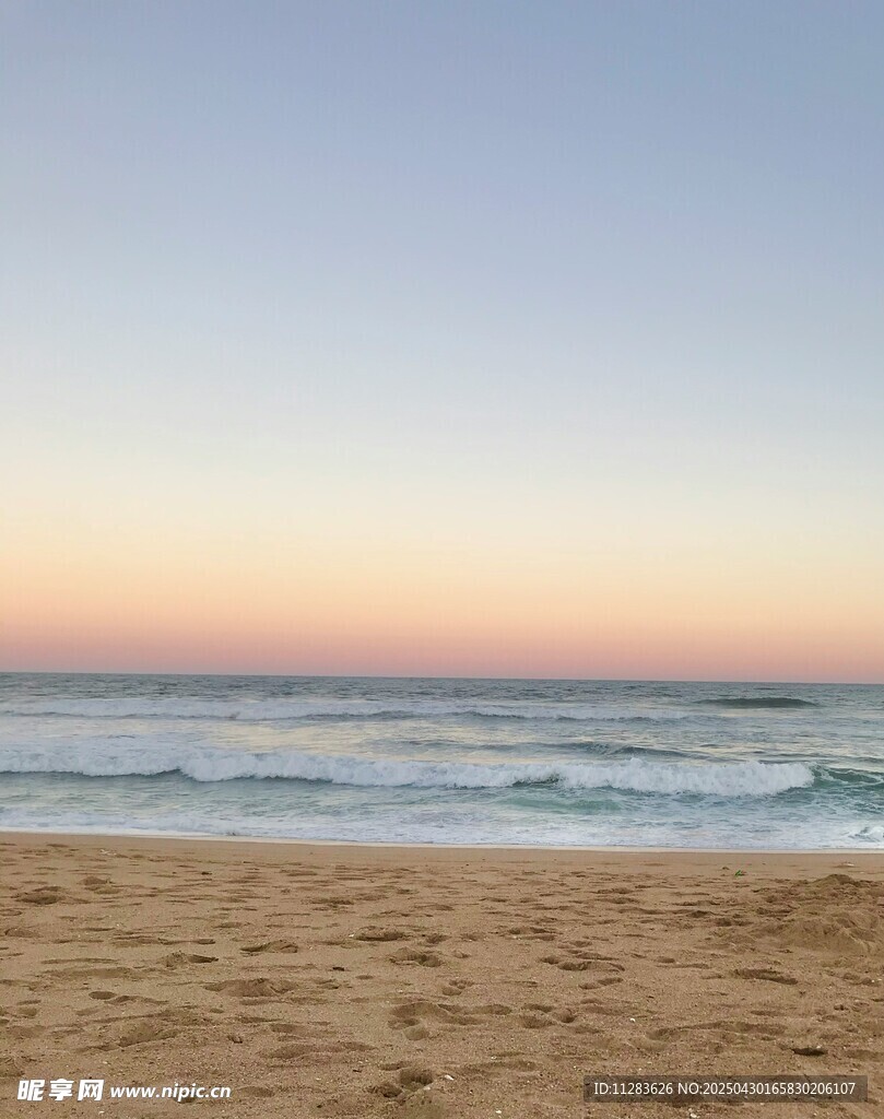 黄昏下的静谧海滩美景