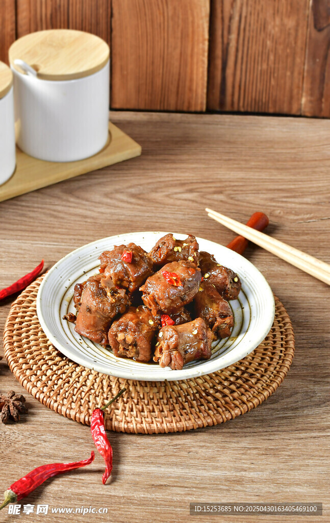 美味红烧排骨摆于盘