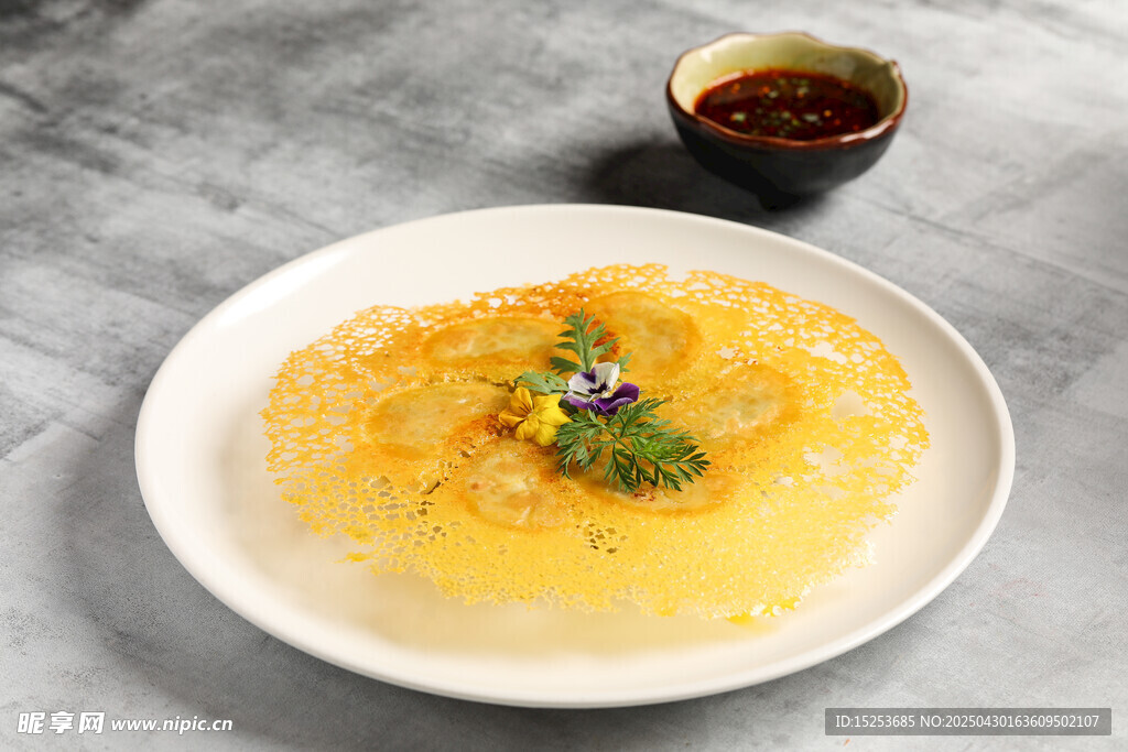 金箔点缀的精致美味面食