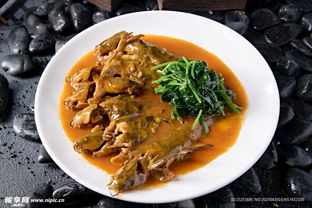 红烧鱼配青菜美味佳肴