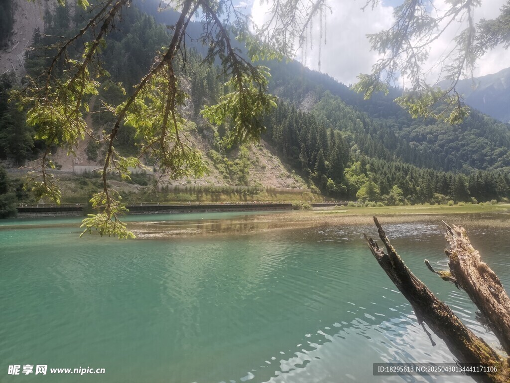 山间碧绿湖水自然美景