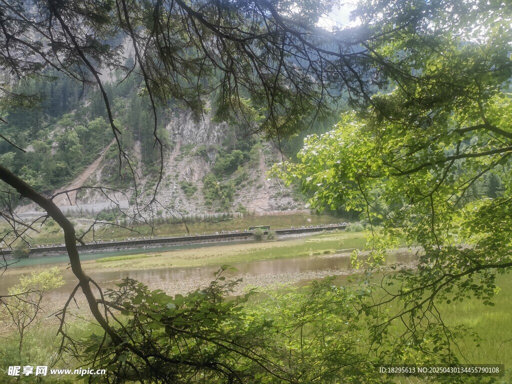 山林间的开阔景致