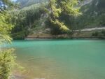 碧绿湖水与葱郁山林美景