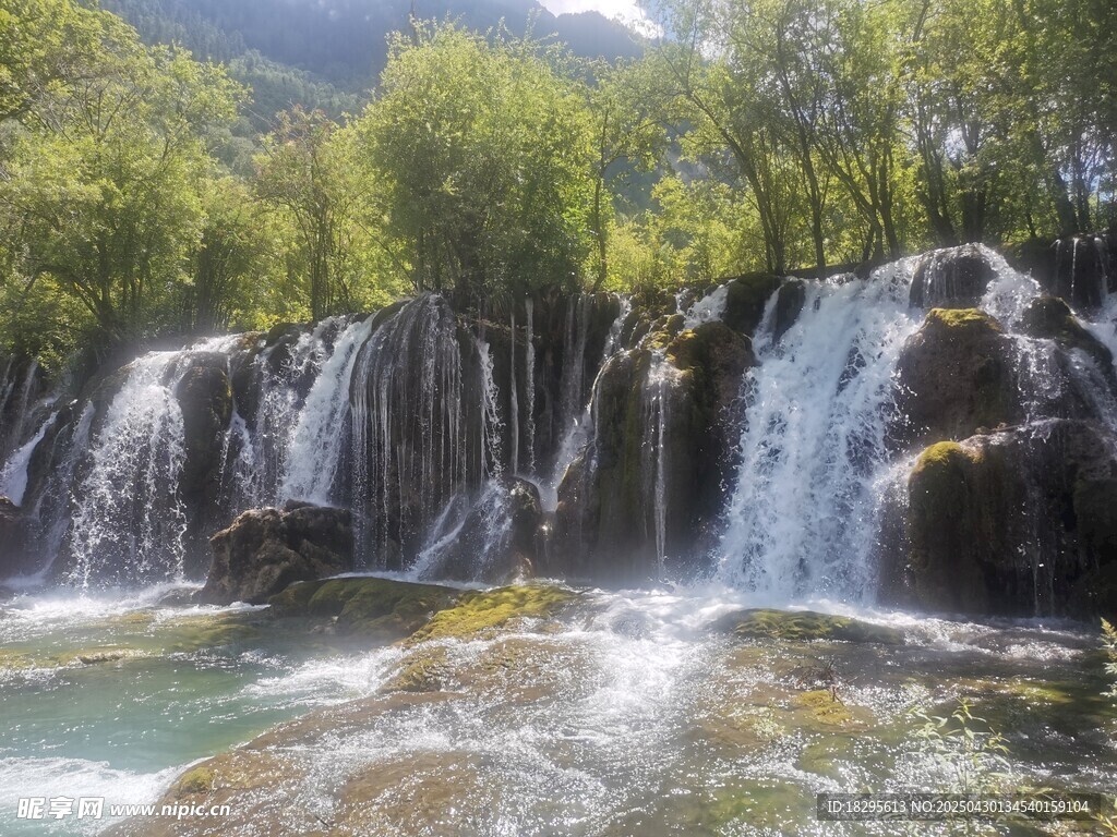 山间秀丽瀑布景观