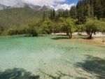 清澈碧绿的山间湖泊美景