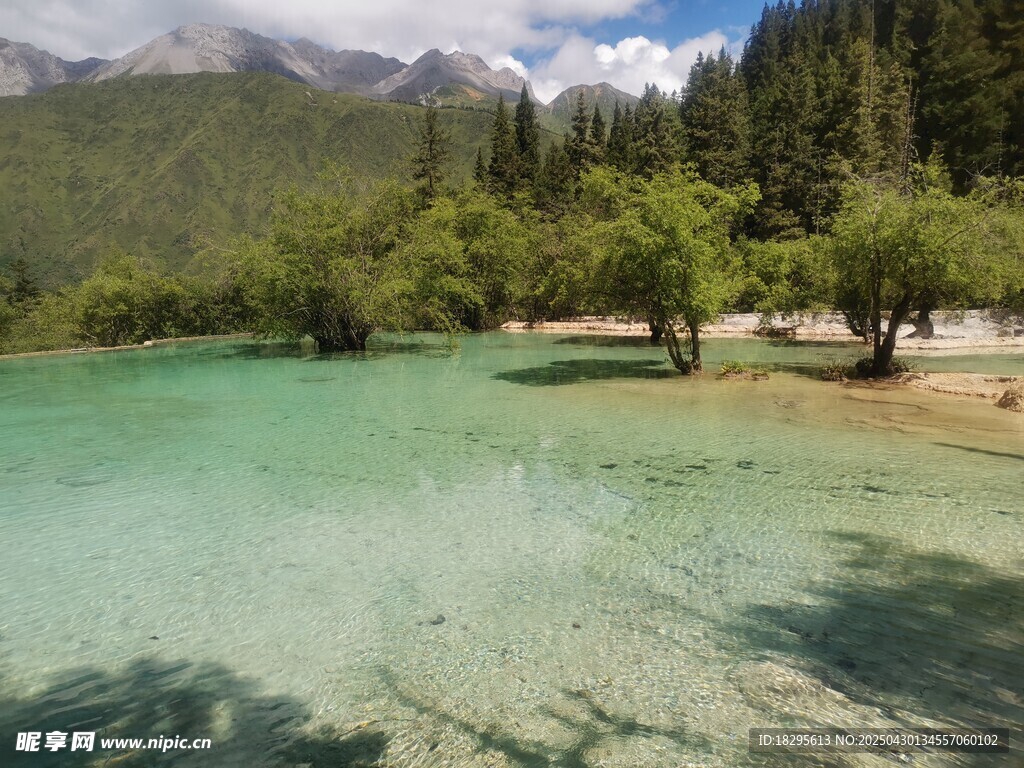清澈碧绿的山间湖泊美景