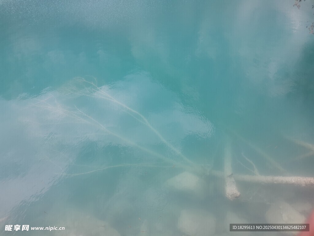 梦幻蓝绿水下模糊景象