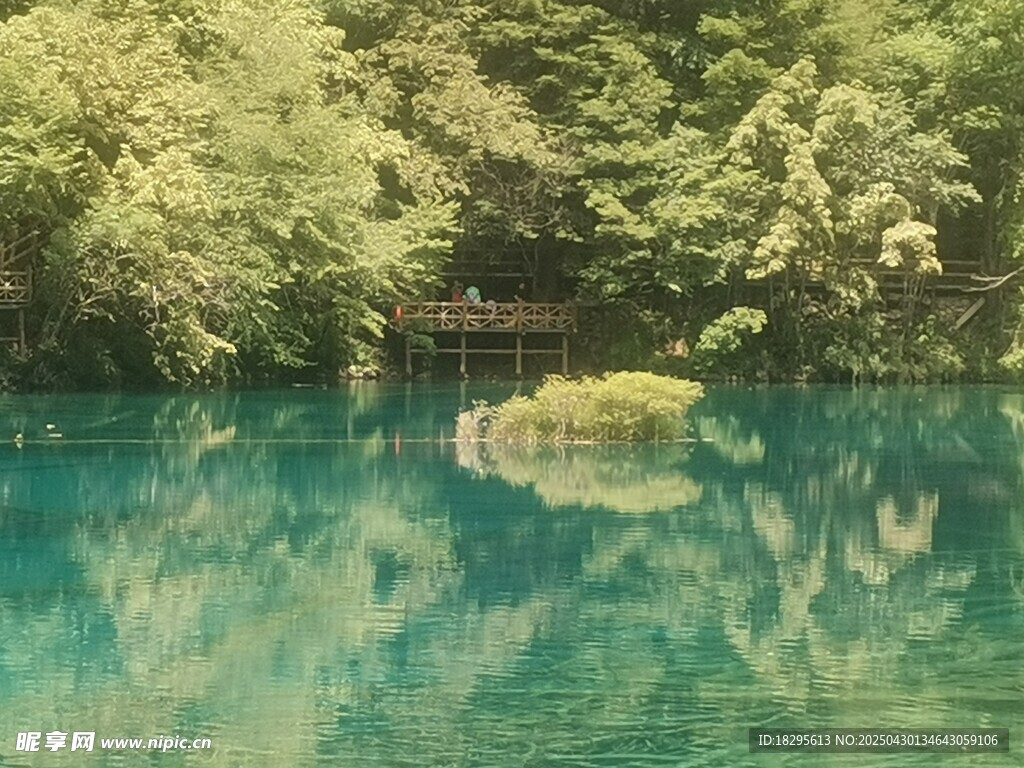 静谧幽蓝的山间清澈湖水  九寨