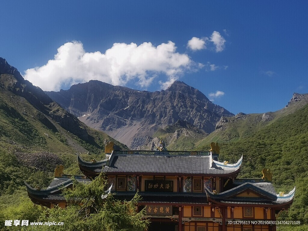 山间古建映巍峨雪山