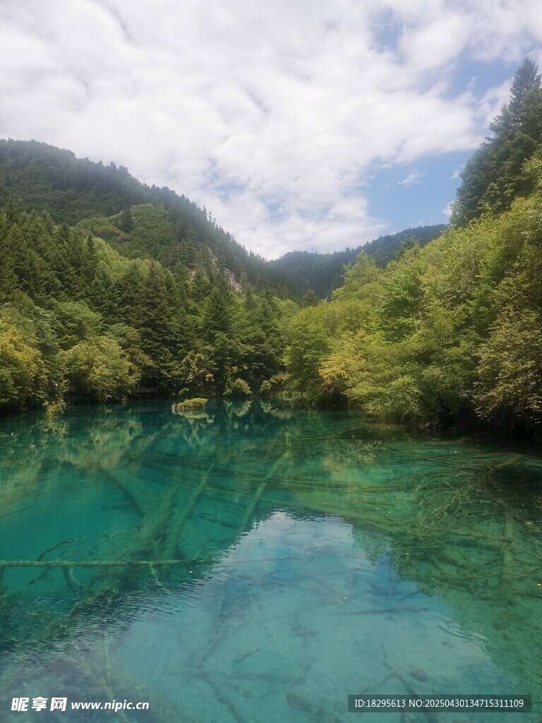 清澈碧绿的山间湖泊美景 九寨沟