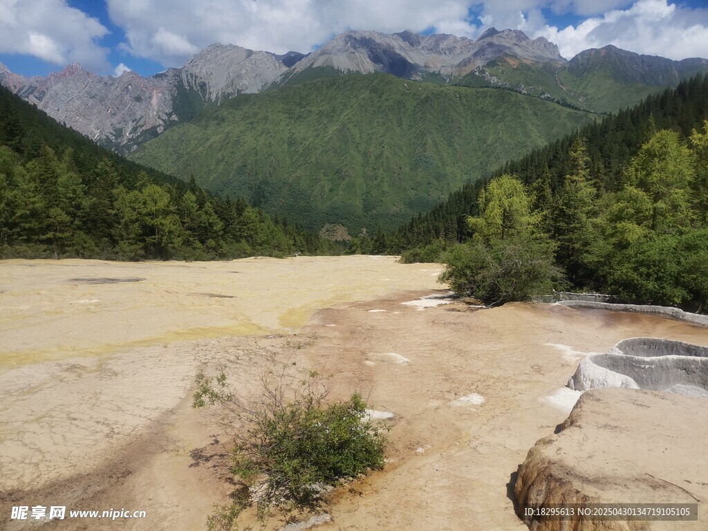 山间开阔美景