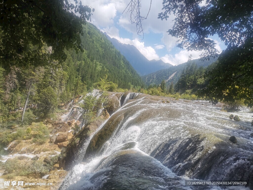 山间溪流瀑布自然美景