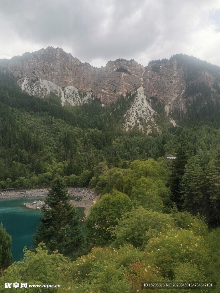 山间翠湖与葱郁山林美景